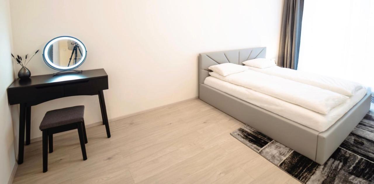 Tran Chien Apartment With Free Private Parking Prague Extérieur photo