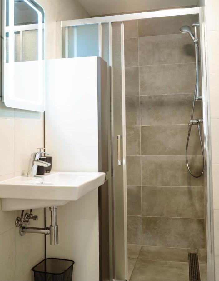 Tran Chien Apartment With Free Private Parking Prague Extérieur photo